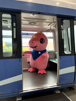 スカイレールに試乗するあみゴン