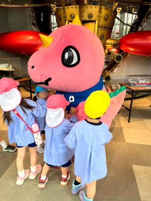 幼稚園児と触れ合うあみゴン
