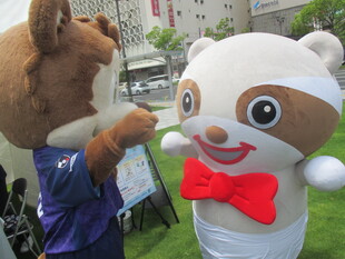 フードドライブブースのあららとサンチェくん様子