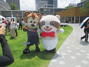 フードドライブブースのあららとサンチェくん様子