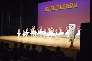 写真：芸能広場