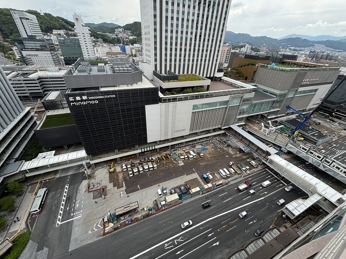 広島駅南口広場西側の写真