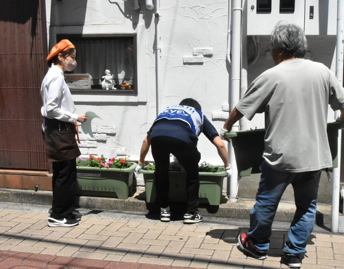 西広島駅周辺花いっぱい実行委員会 春の植え替え (2)