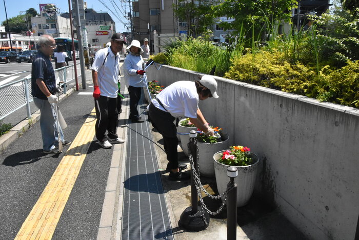 西広島駅周辺花いっぱい実行委員会 春の植え替え (3)