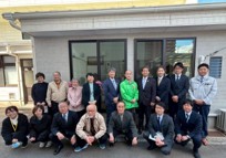 写真:縁がわでの集合写真