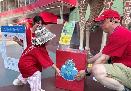 空気砲を体験する人