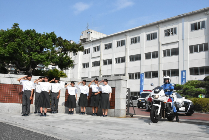「減らそう犯罪」推進モデル校敬礼