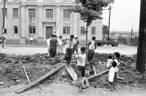 旧日本銀行広島支店前道路工事 袋町 昭和31(1956)年6月