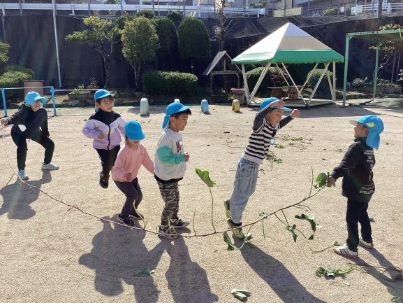 写真:芋のつるでなわとび