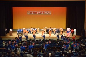 お祭りを楽しむあみゴン