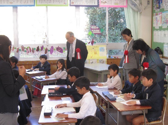 「教育委員が春日野小学校を視察しました！」の画像1