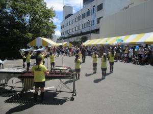 広島市立南観音小学校マーチング・バンドのステージ演奏の様子