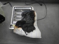 電気ストーブに布団が触れて燃えた写真