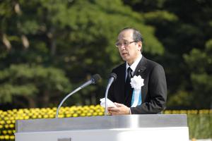 平和宣言を読み上げる松井市長