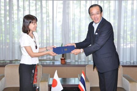 Trainee receiving certificate of completion from Mayor Matsui