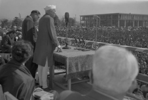 在和平纪念公园，3万人的市民前演说的印度首相尼赫鲁