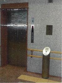 高さの異なるエレベーターの押しボタン