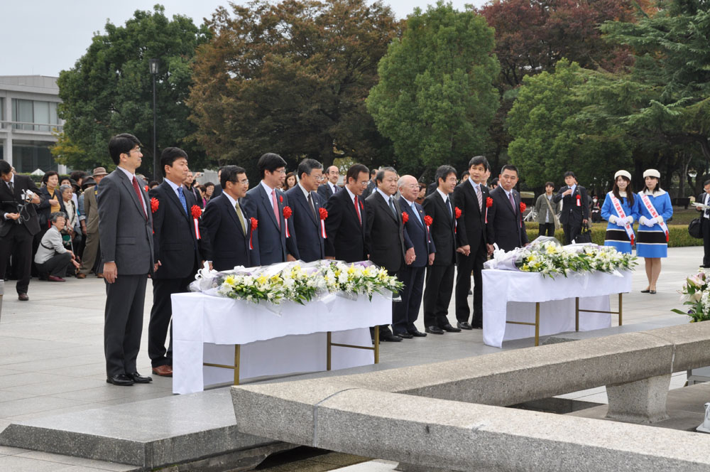 広島平和年記念碑への参拝・献花の写真