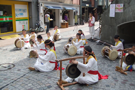 子どもたちによる韓国の伝統楽器の演奏