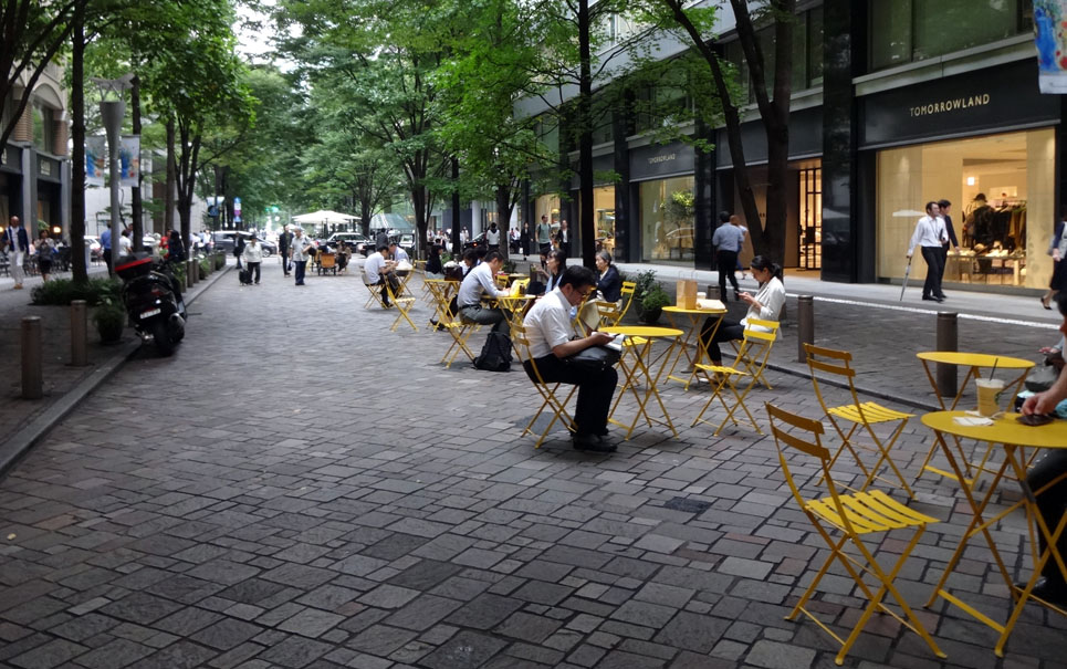 道路空間へのオープンカフェの設置風景