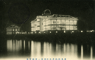 広島県物産共進会開催時の物産陳列館(夜景)の絵はがき