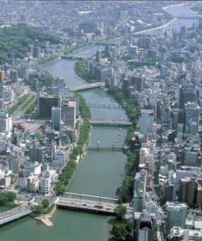 上流から見た京橋川河岸緑地の画像