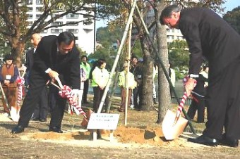 記念植樹を行う秋葉忠利広島市長とジェラミー・ハリス・ホノルル市長の画像