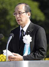 写真：平成30年の平和宣言を読み上げる松井市長