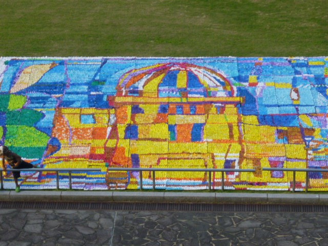 モザイクアート(原爆ドーム)を完成し平和記念公園芝生広場に展示の画像
