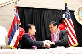 両市長による握手の画像