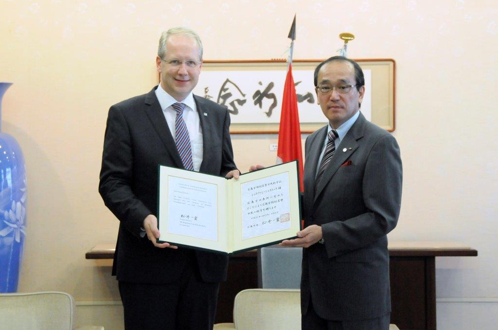 picture of Mayor Matsui presents the Mayor of Hanover with Honorary Citizenship