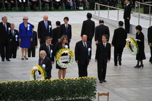 平和記念式典大使献花の画像1