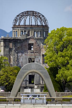 慰霊碑と原爆ドーム