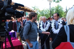 地元メディアから取材を受ける松井市長の画像
