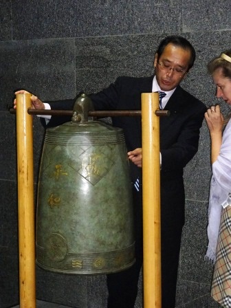 平和の鐘（松井市長とともに）の画像