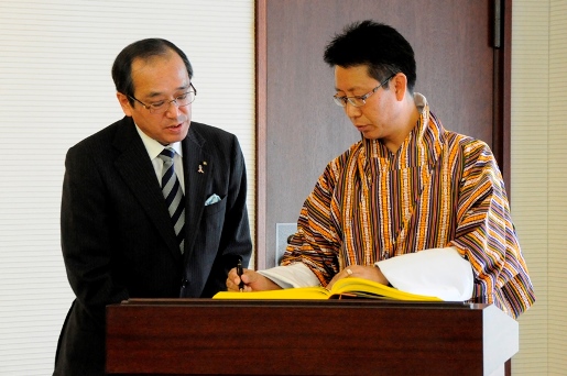 Minister Dorji with Mayor Matsui