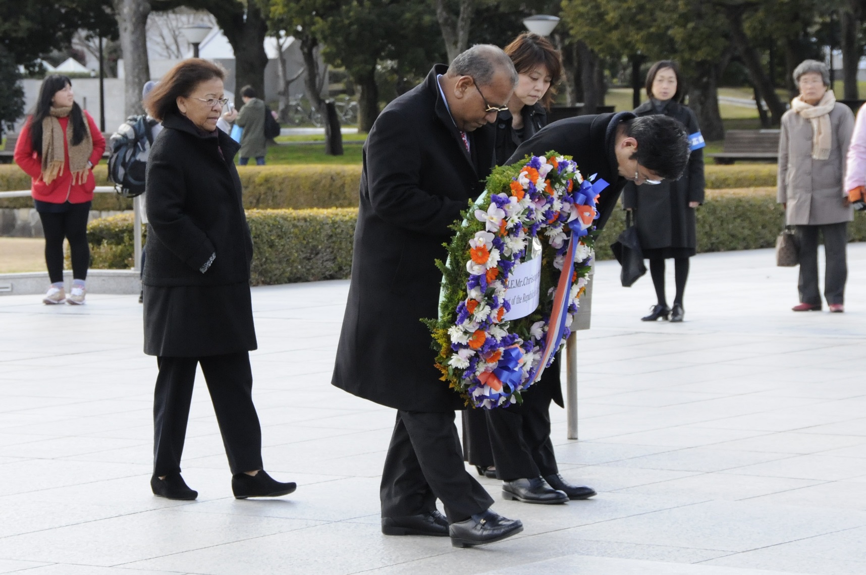 President Loeak offering a flower wreath at the cenotaph
