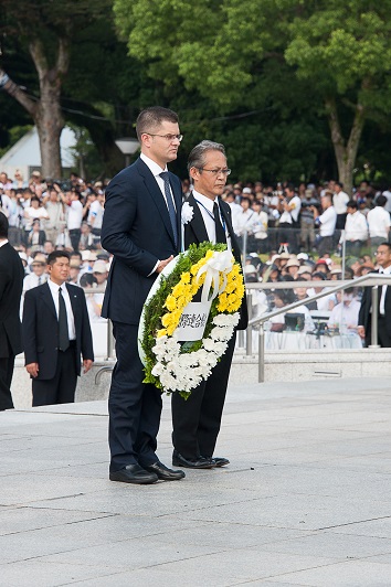 Mr. Jeremić holding a flower wreath at the Peace Memorial Ceremony