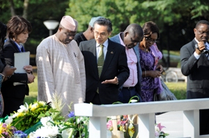 Speaker Waziri visiting the Cenotaph for the A-bomb Victims