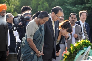 Speaker Kumar visiting the cenotaph