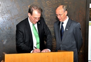 Speaker Westerberg writing a message at the Peace Memorial Museum