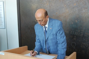 Foreign Minister Al-Qirbi writing a message at the Peace Memorial Museum