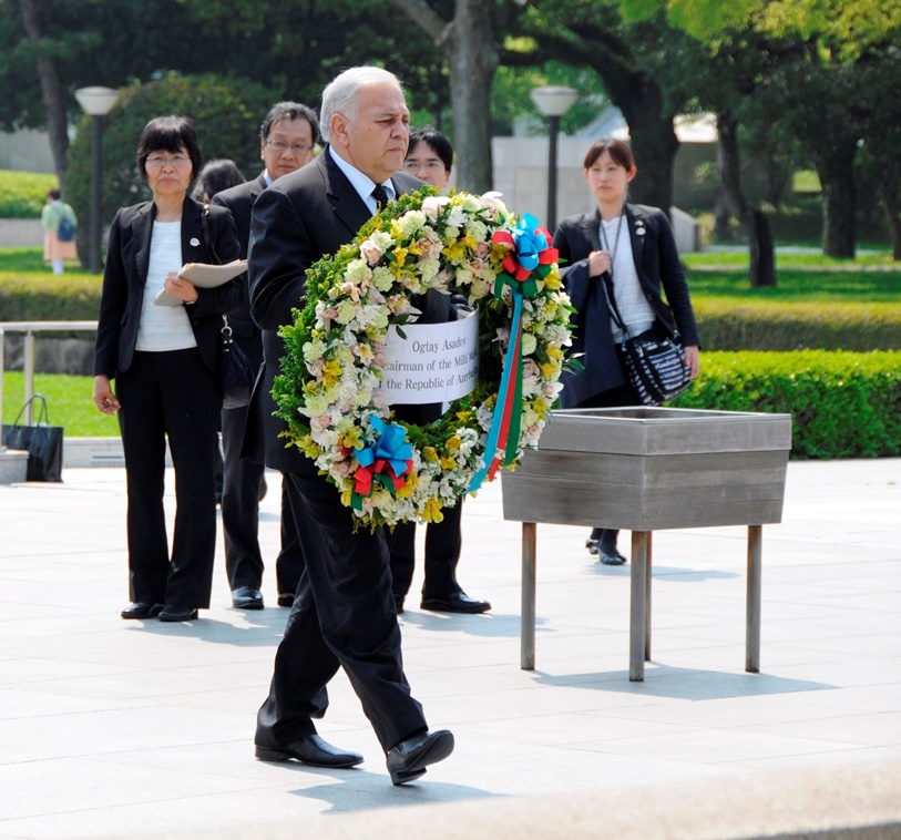 Chairman Asadov offering awreath at the cenotaph