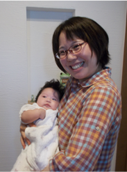 訪問を受けたお母さんと赤ちゃんの写真