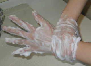 手首を洗う