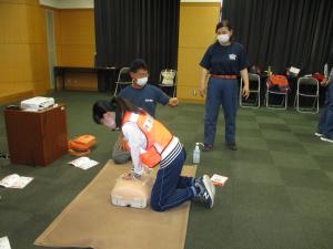 消防団サポーターの胸骨圧迫訓練