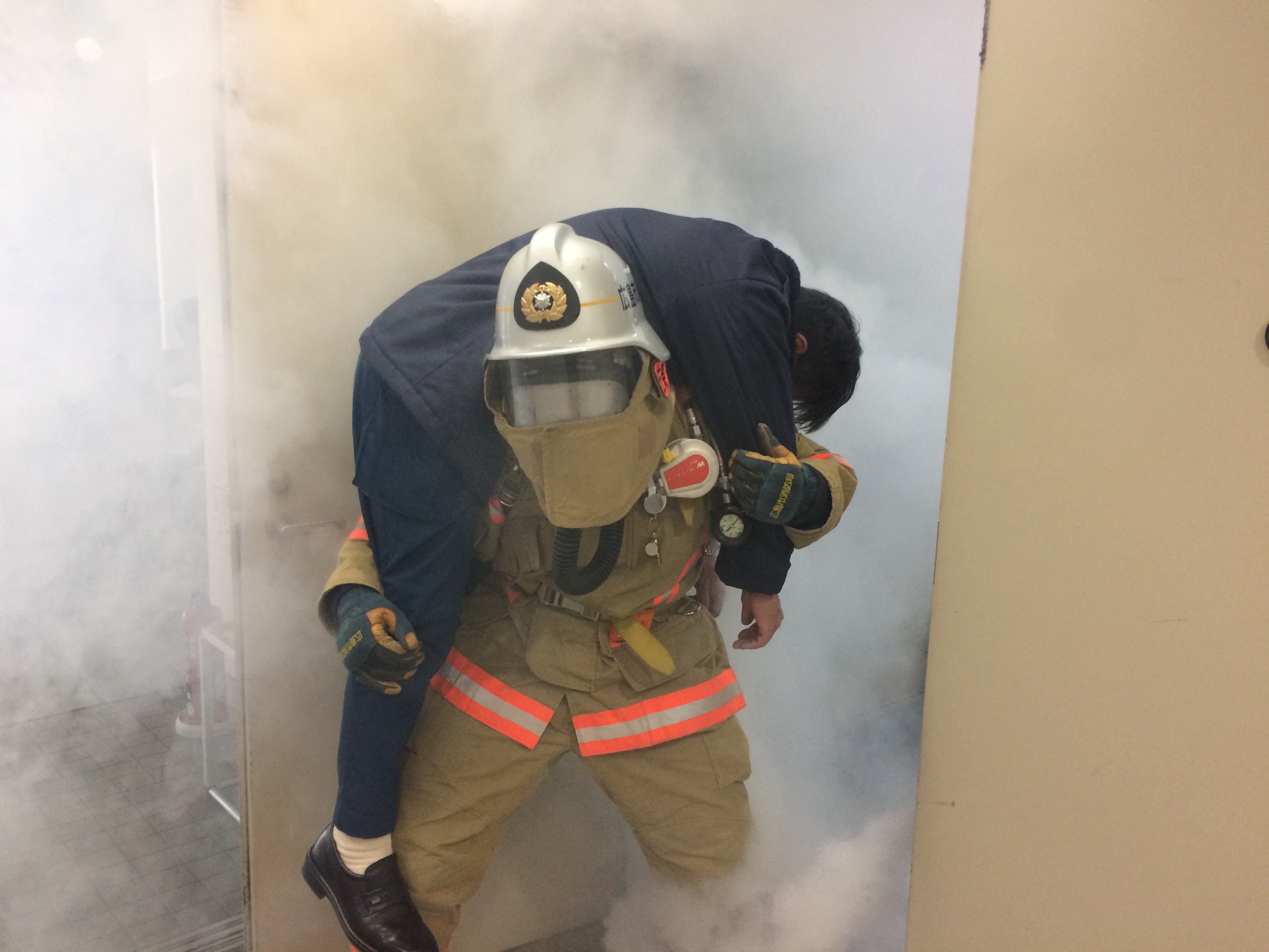 煙の中から人を救出する訓練の画像