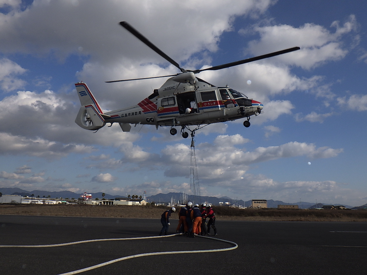 ヘリコプターとの連携訓練の画像3