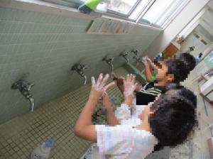 授業後に手を洗う様子