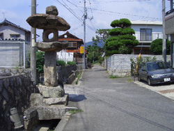 萩尾山神社への参道を示す石灯篭の画像